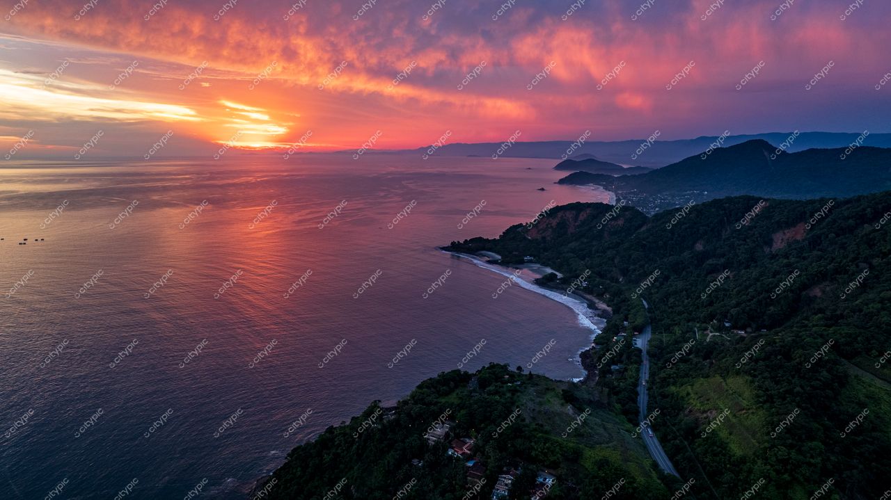 Pôr do sol deslumbrante em Barra do Sahy, São Sebastião: a serenidade da costa brasileira