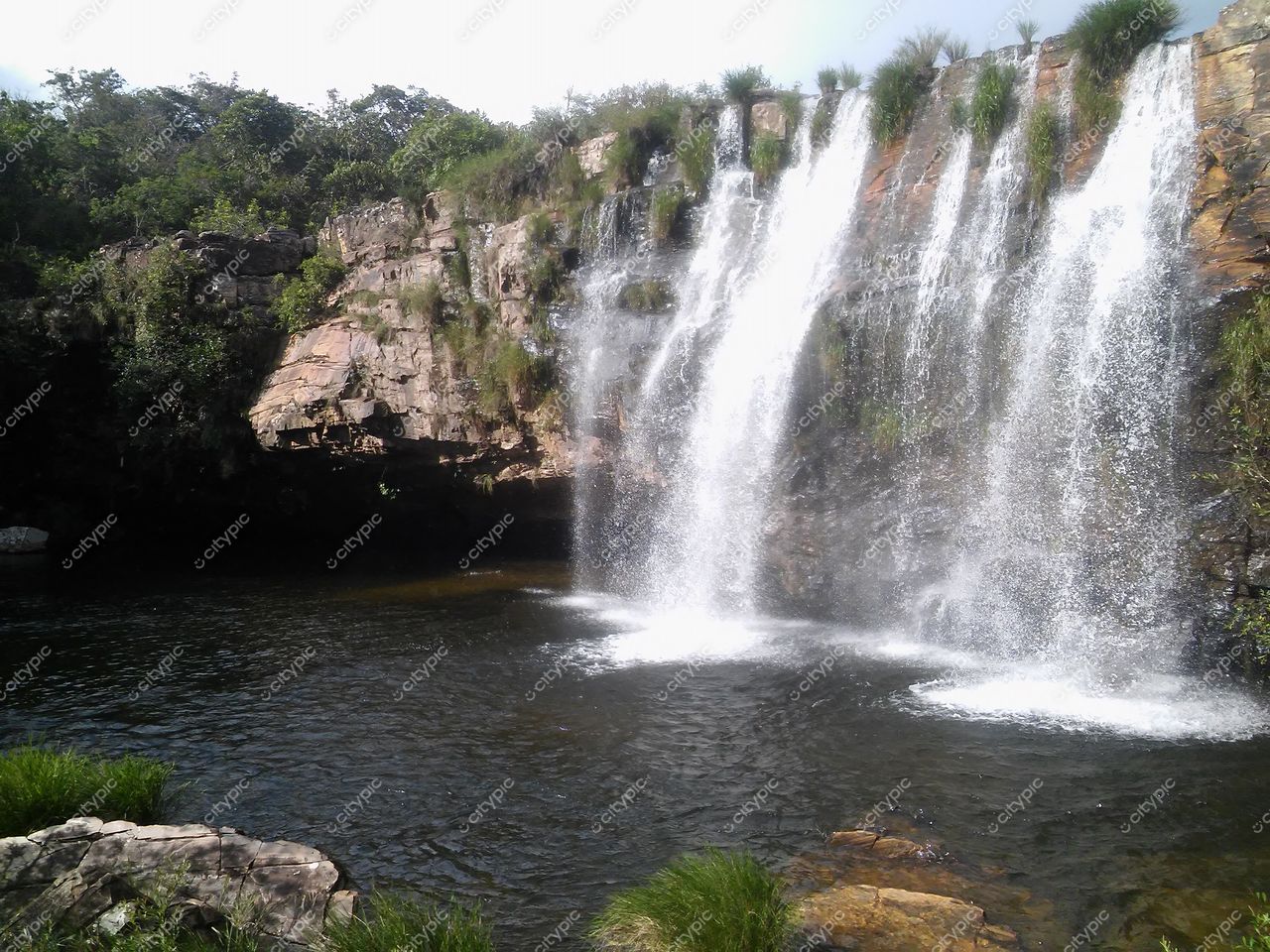 Serra da Canastra, Minas Gerais, vista da Cachoeira do Fundão em dia ensolarado com vegetação densa e quedas d’água