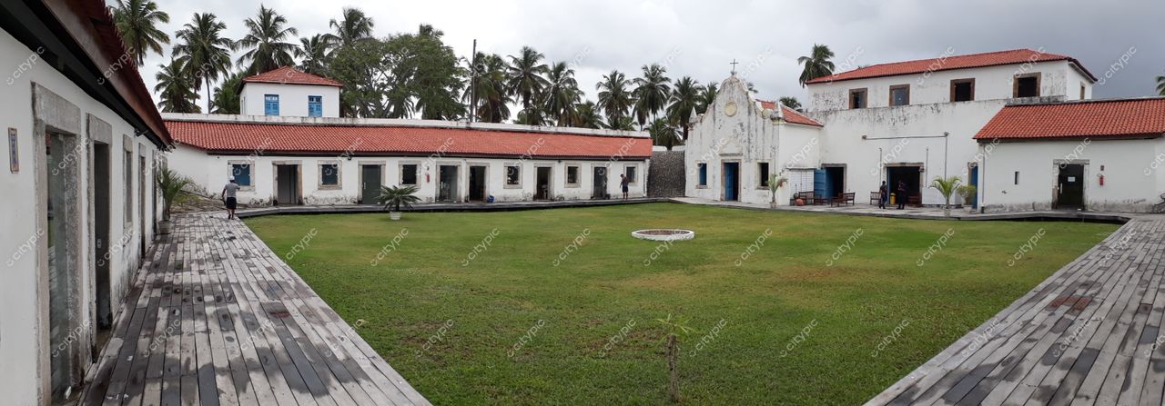 Tamandaré, Pernambuco, pátio de edifício histórico com gramado verde e arquitetura colonial sob céu nublado