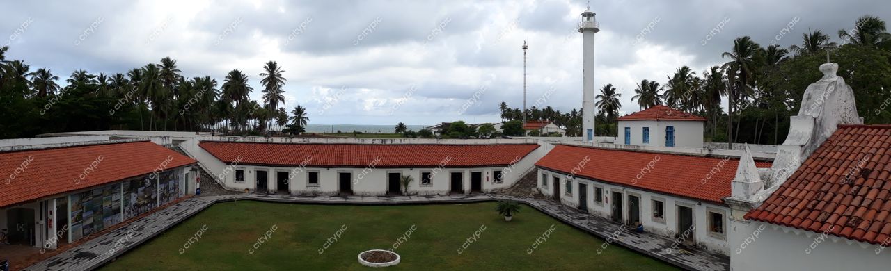 Tamandaré, Pernambuco vista panorâmica do Forte com gramado verde e farol sob céu nublado ao amanhecer