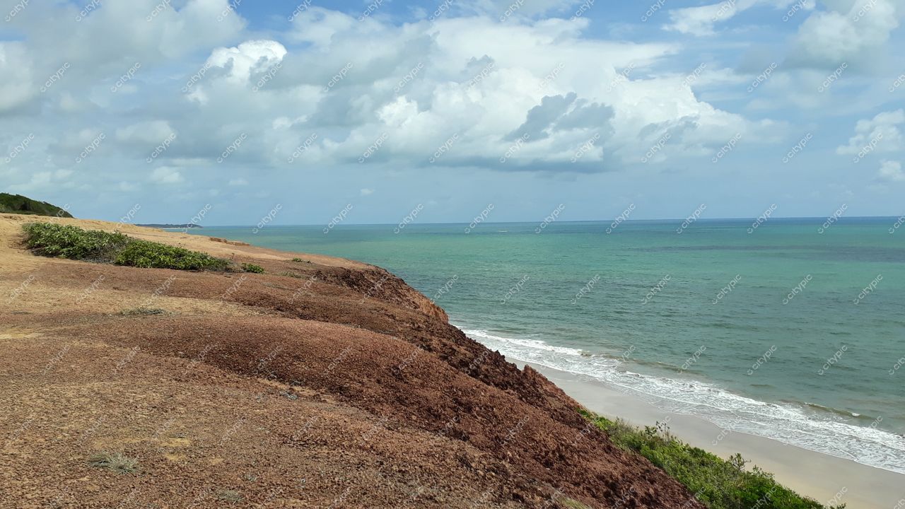 Conde, Paraíba vista panorâmica da costa com encosta marrons e vegetação rasteira em dia claro e ensolarado