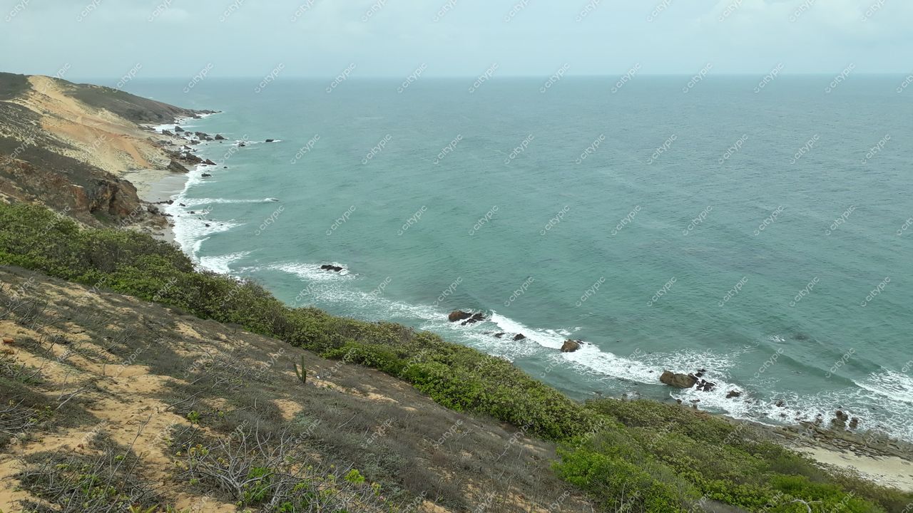 Jijoca de Jericoacoara, Ceará vista costeira com relevo acidentado e vegetação baixa em dia nublado