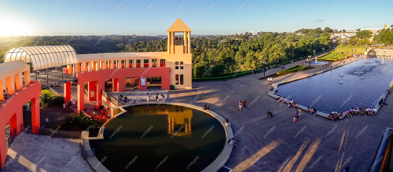 Curitiba, Paraná vista panorâmica do Parque Barigui com arquitetura moderna e lago refletindo o céu ao entardecer