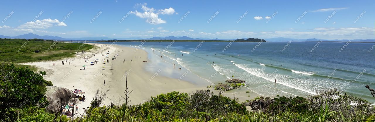 Ilha do Mel, Paraná vista panorâmica da praia em dia ensolarado com areia clara e vegetação verde nas laterais