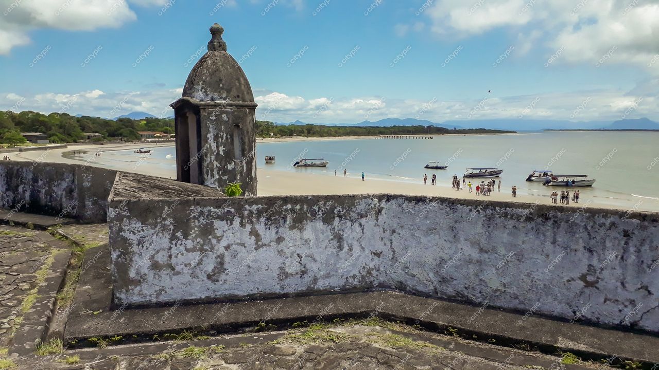 Ilha do Mel, Paraná, vista da torre de pedra com praia e embarcações ao fundo em dia claro e tranquilo