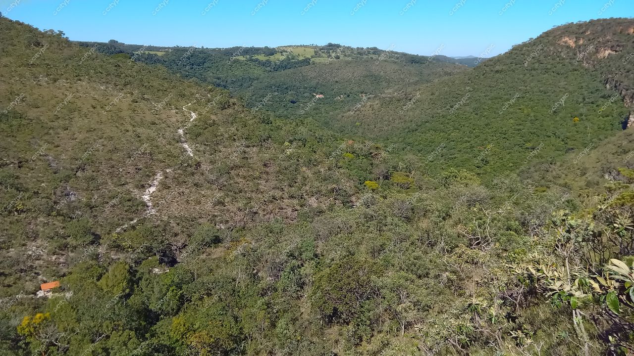Pirenópolis, Goiás vista panorâmica de vale verdejante com relevo acidentado e construções rústicas ao fundo