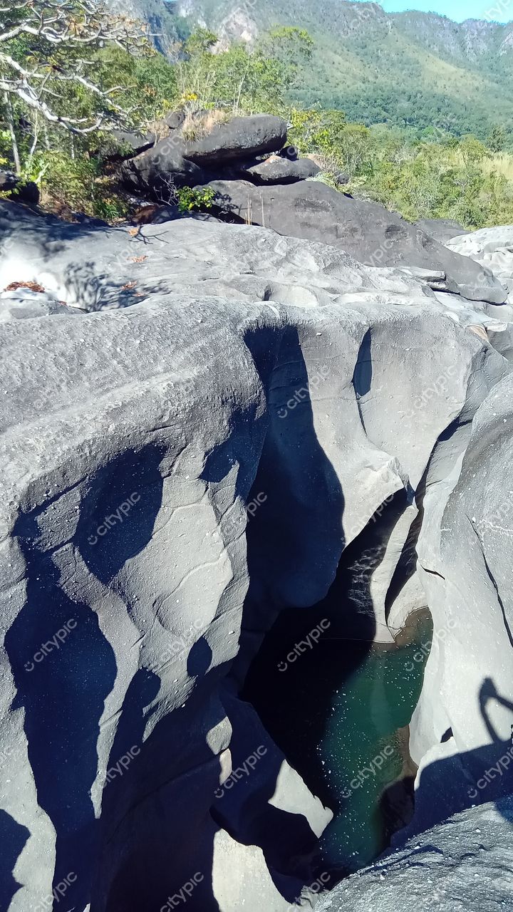 Chapada dos Veadeiros, Goiás relevo rochoso com superfícies irregulares e sombras sob luz solar em tons de cinza