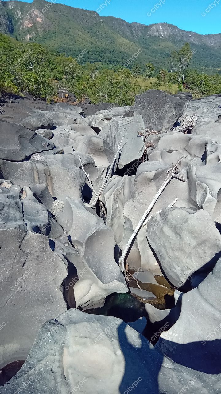 Chapada dos Veadeiros, Goiás, formação rochosa de granito sob céu claro em ambiente árido e texturas evidentes