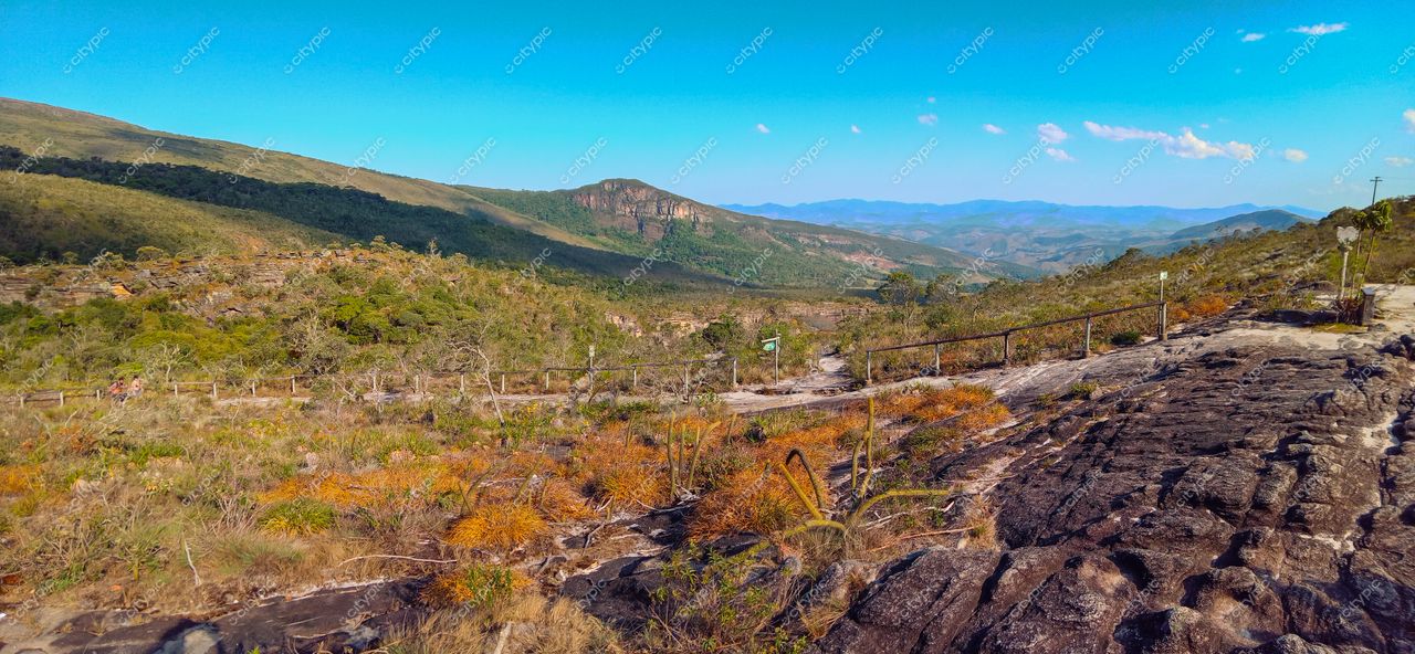 Ibitipoca, Minas Gerais vista panorâmica em dia ensolarado com vegetação variada e caminhos pavimentados visíveis