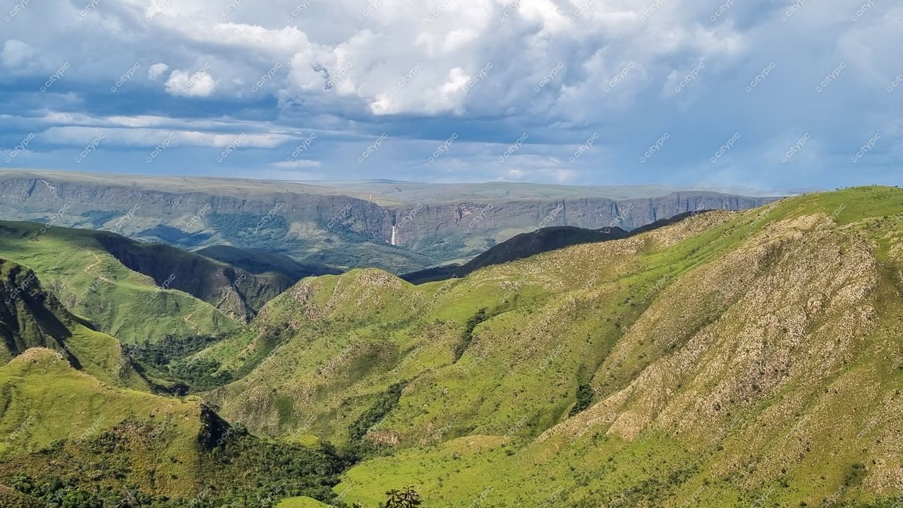 Serra da Canastra, Minas Gerais vista panorâmica com relevo montanhoso e queda d’água em dia nublado