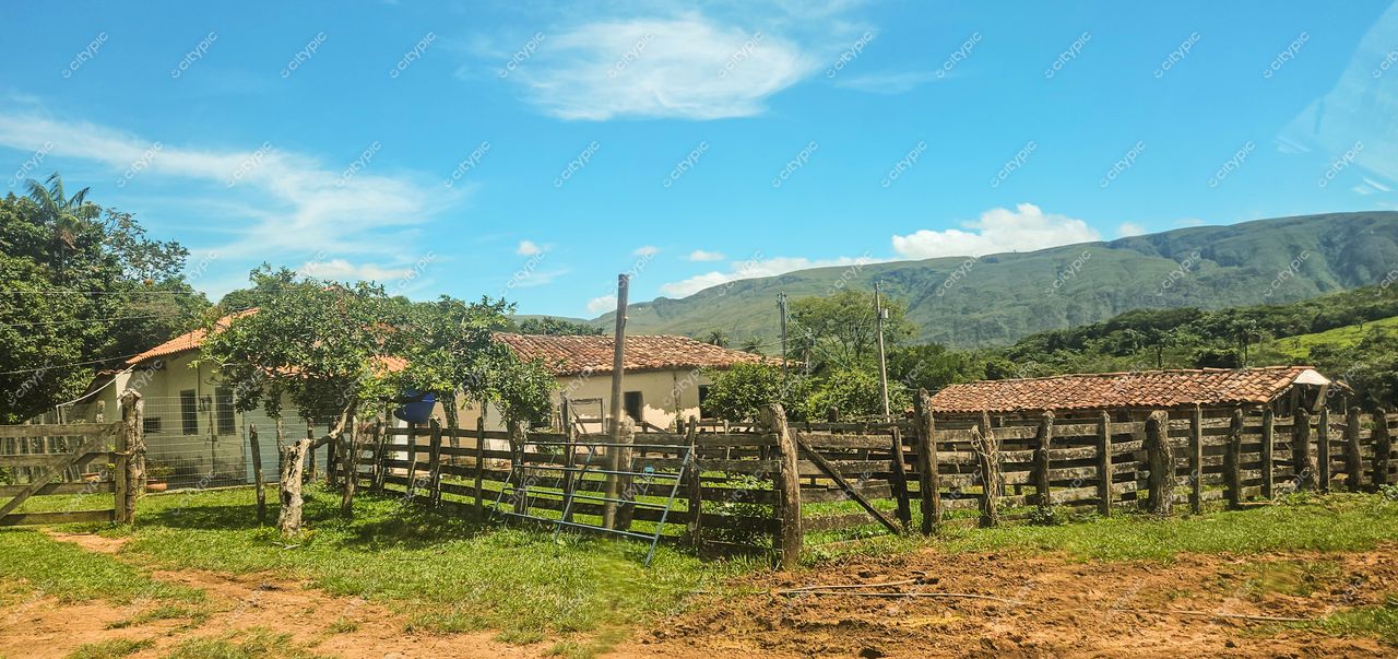 Serra da Canastra, Minas Gerais, casa simples com telhado de cerâmica em dia ensolarado e montanhas verdes ao fundo