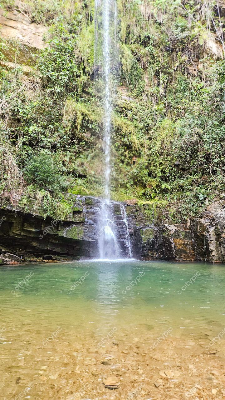 Serra da Canastra, Minas Gerais, cachoeira em poço cristalino cercado por vegetação densa em dia ensolarado