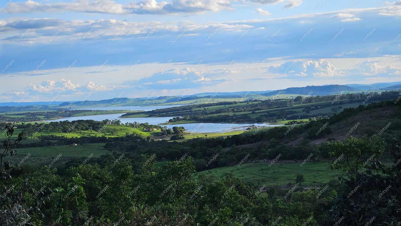 Serra da Canastra, Minas Gerais, vista ampla do vale verde com rios sinuosos e relevo montanhoso ao fundo