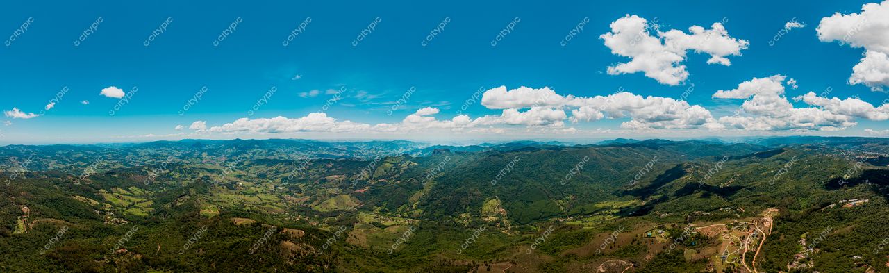 Campos do Jordão: Vista Panorâmica Deslumbrante em um Dia Ensolarado