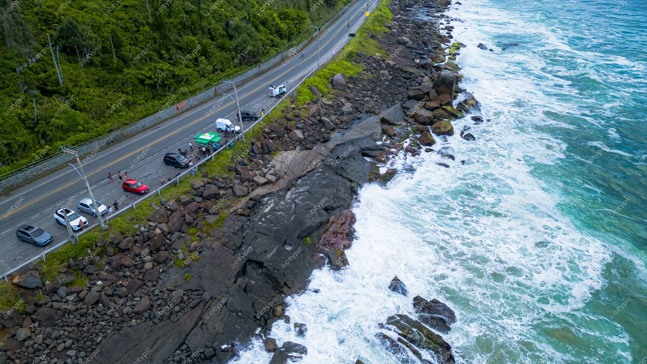 Morro das Pedras e Lagoa do Peri em Florianópolis com vista aérea da costa e vegetação densa à beira-mar