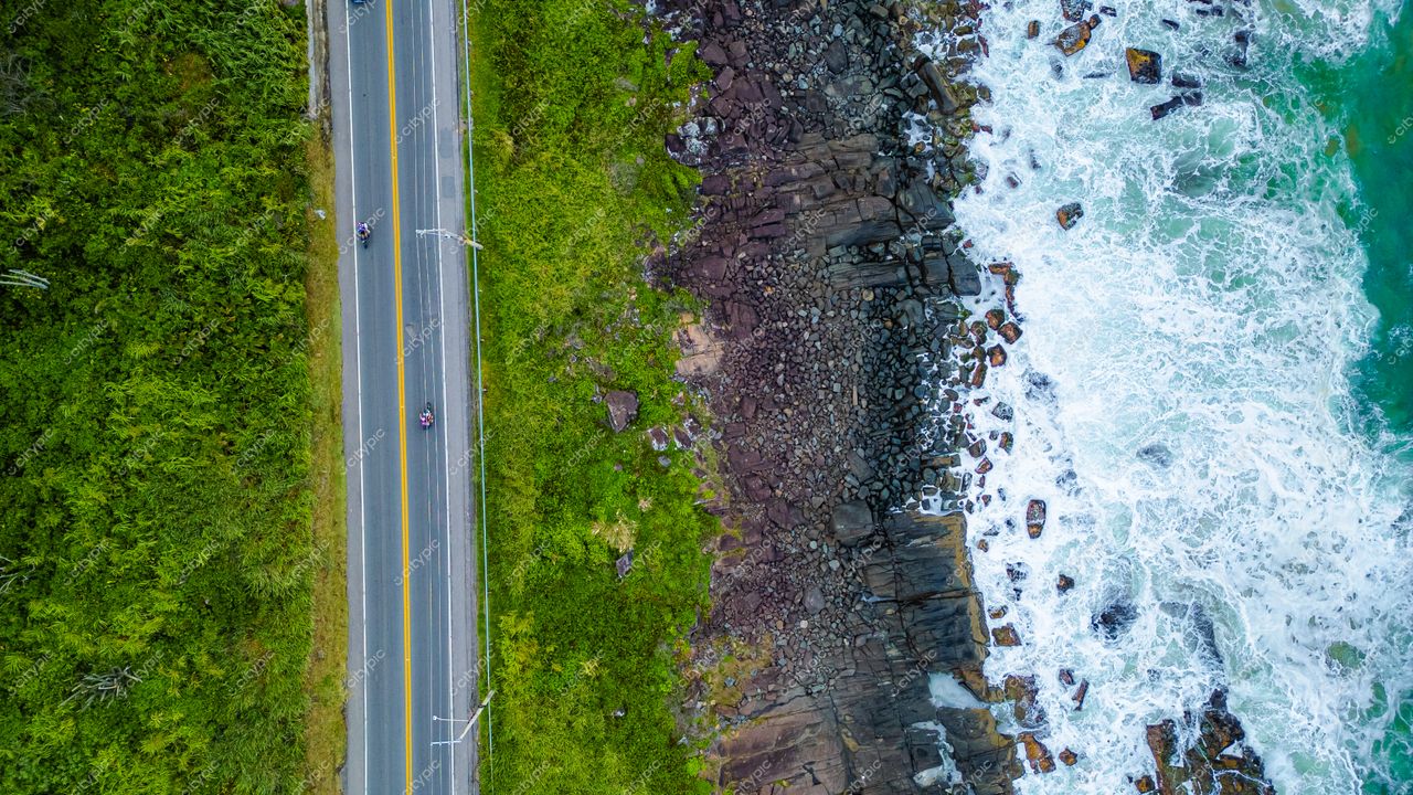 Morro das Pedras e Lagoa do Peri em Florianópolis com vista aérea da estrada, vegetação densa e rochas expostas