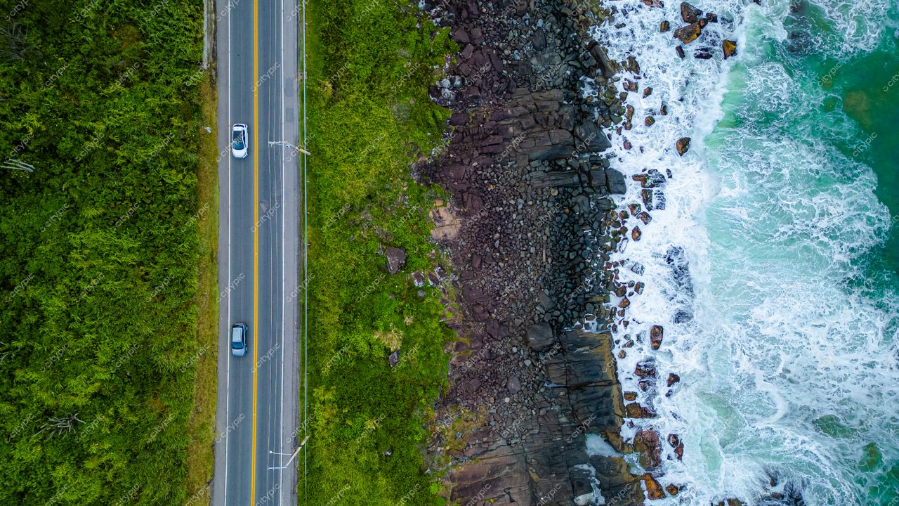 Morro das Pedras e Lagoa do Peri em Florianópolis com estrada à beira-mar e vegetação densa em dia nublado