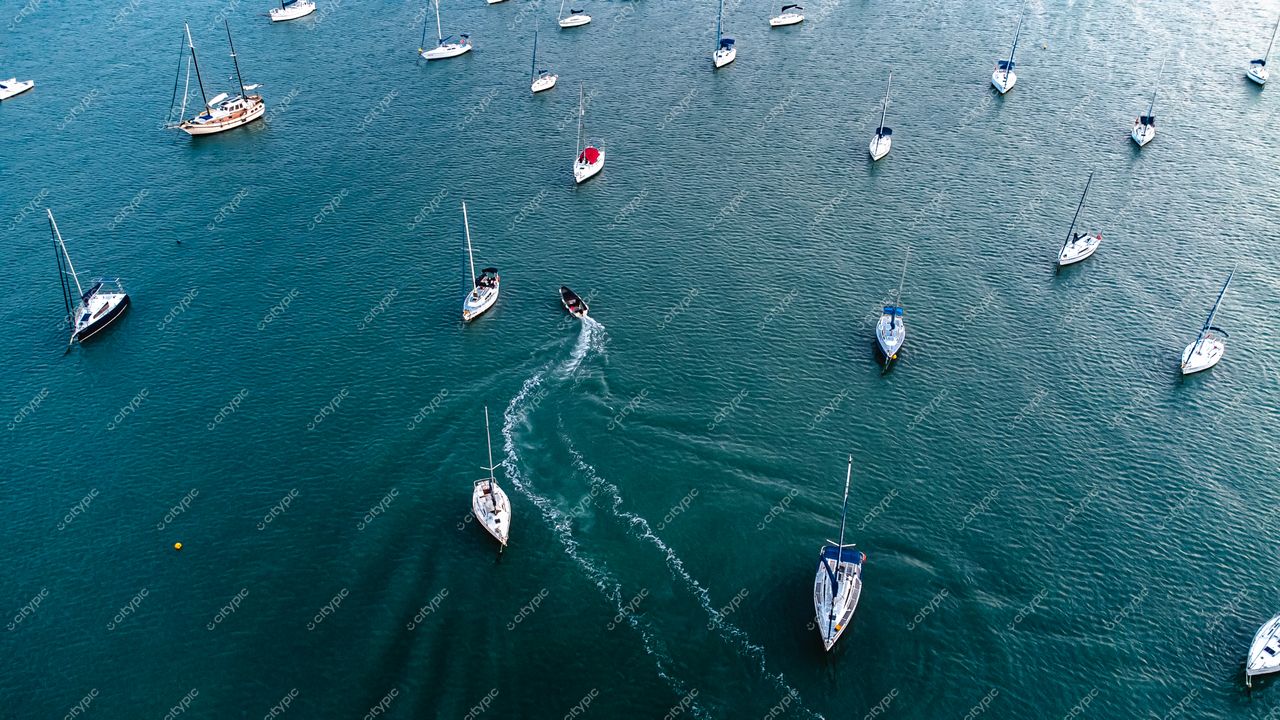 Florianópolis, Santa Catarina, imagem aérea de iates e barcos à vela em águas tranquilas sob céu claro