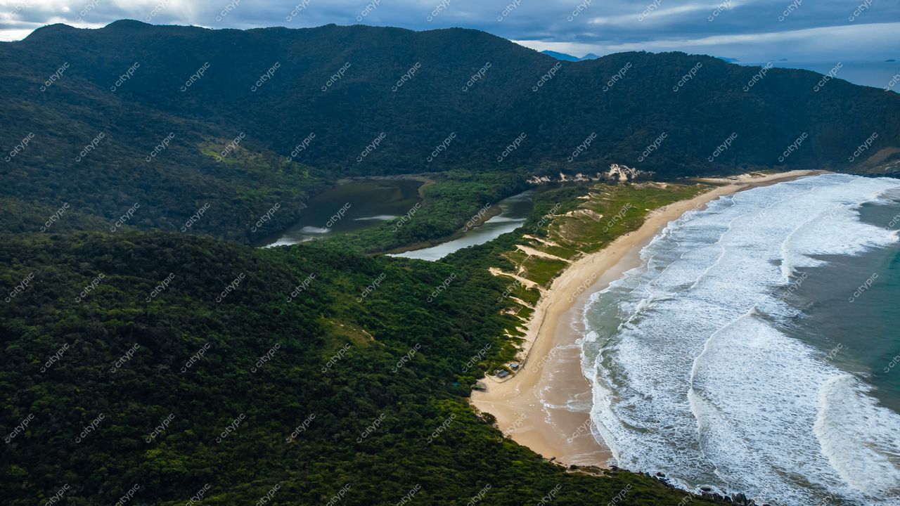 Lagoinha do Leste em Florianópolis com montanhas florestadas e lago entre vegetação em dia nublado