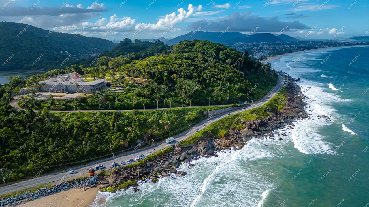 Morro das Pedras e Lagoa do Peri em Florianópolis com vista aérea, vegetação exuberante e edifício histórico visível