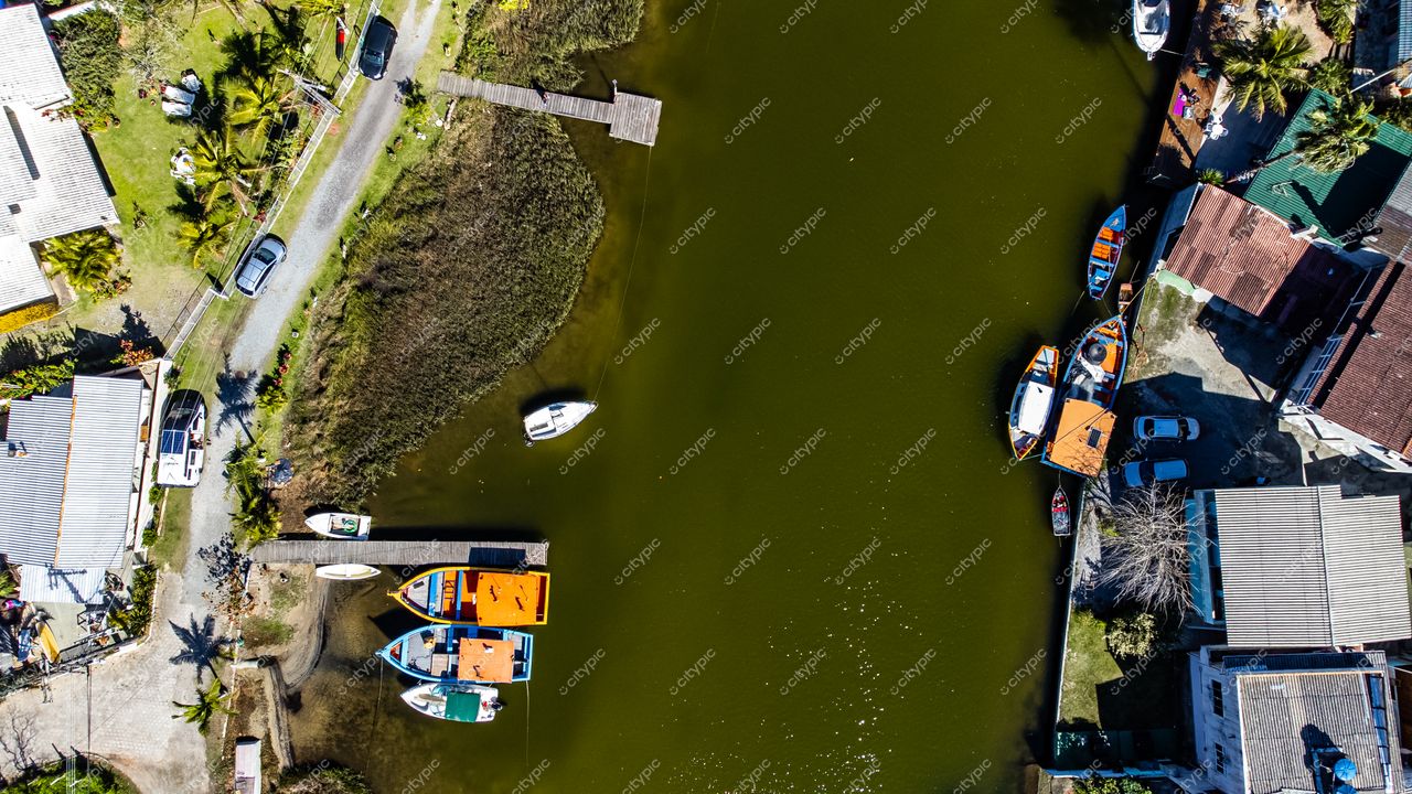 Barra da Lagoa em Florianópolis com vista aérea de embarcações ancoradas e residências cercadas por vegetação tropical