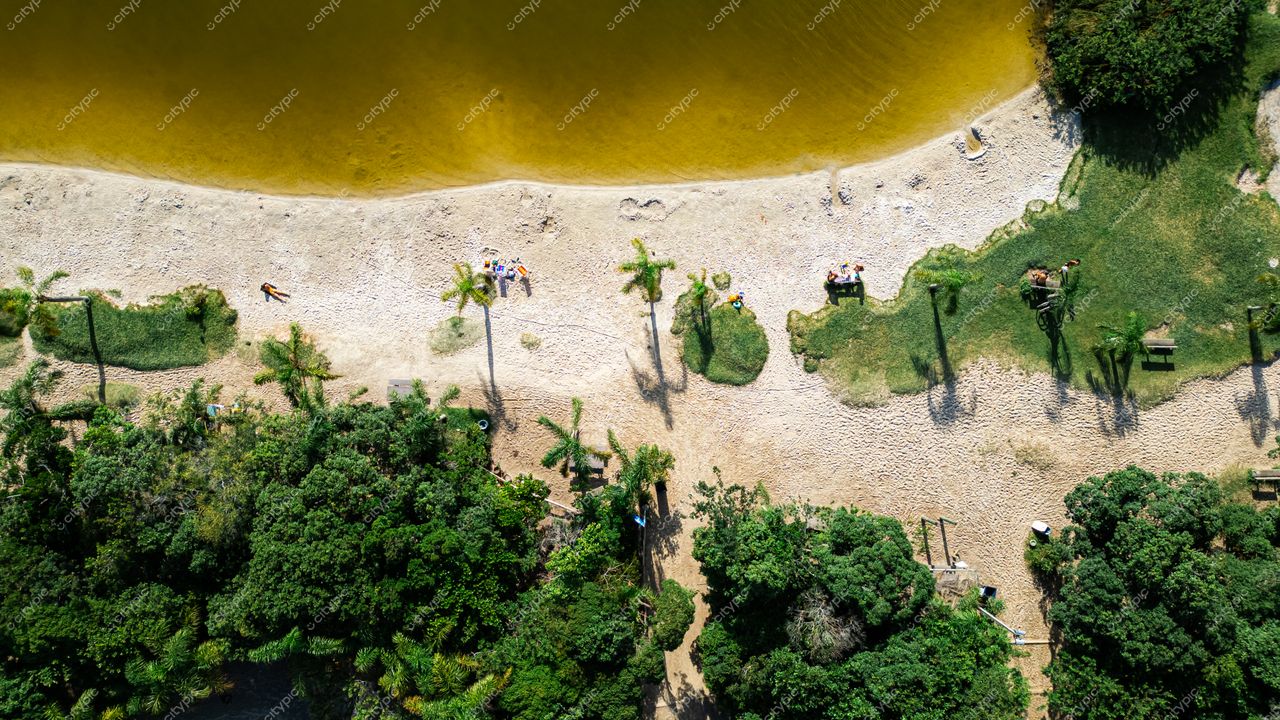 Morro das Pedras e Lagoa do Peri em Florianópolis com vegetação tropical e luz do sol refletindo na água clara