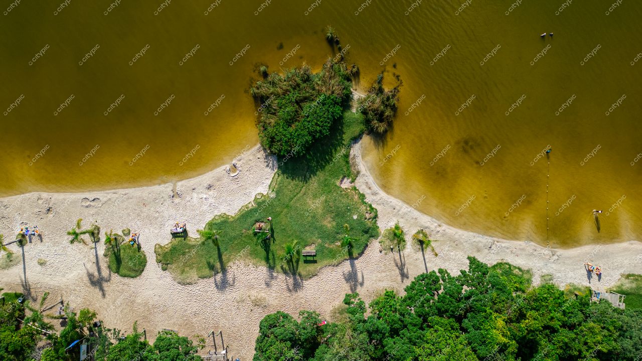Morro das Pedras e Lagoa do Peri em Florianópolis com vegetação densa e pessoas aproveitando um dia ensolarado