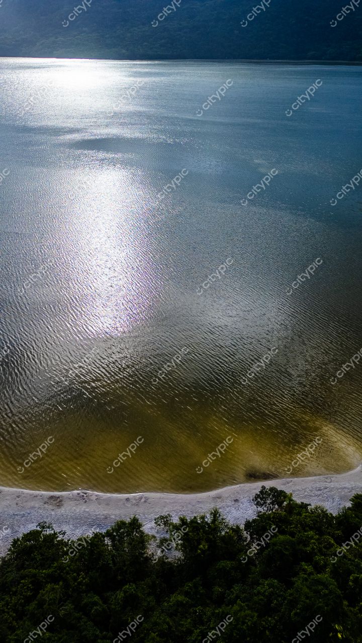 Morro das Pedras e Lagoa do Peri em Florianópolis com águas tranquilas, vegetação densa e montanhas ao fundo