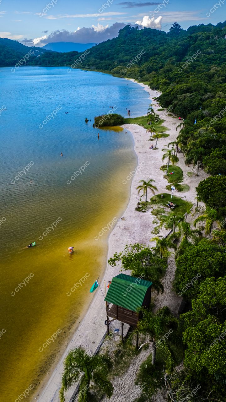 Morro das Pedras e Lagoa do Peri em Florianópolis com quiosque de madeira e vegetação ao redor em dia nublado