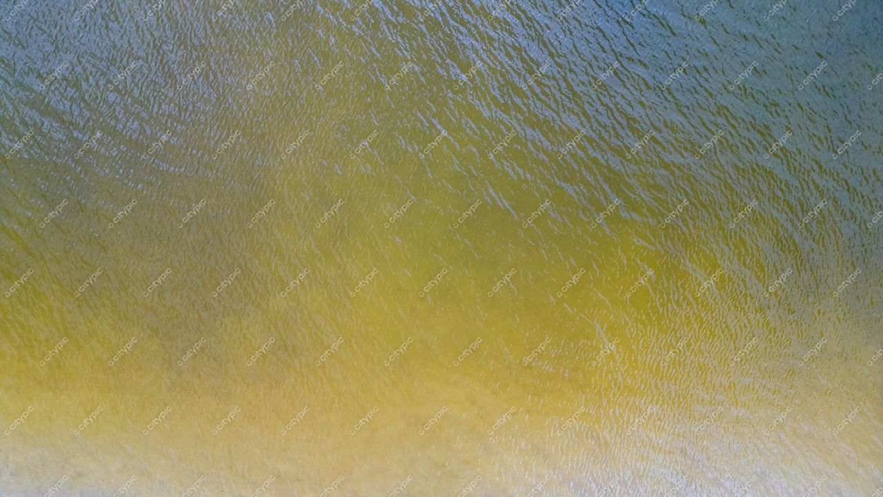 Morro das Pedras e Lagoa do Peri em Florianópolis com reflexos suaves e vegetação nativa ao redor da lagoa
