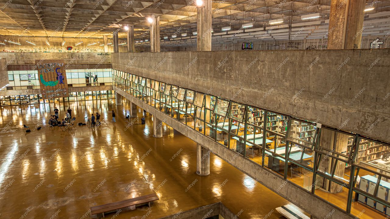 São Paulo, Brasil: Biblioteca Moderna com Arquitetura Contemporânea e Ambiente Acolhedor