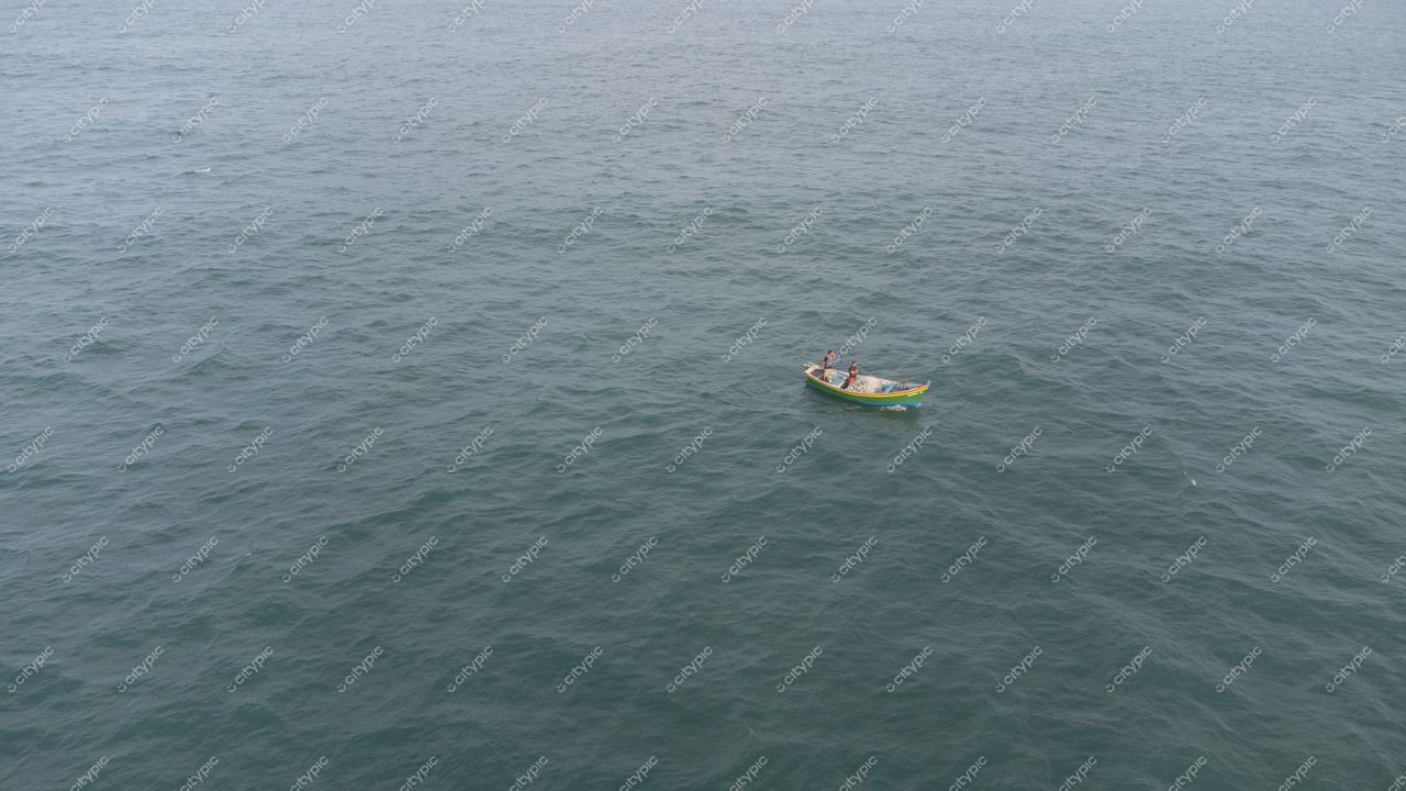 Florianópolis, Santa Catarina vista ampla do mar com embarcação de pesca e céu nublado em dia tranquilo