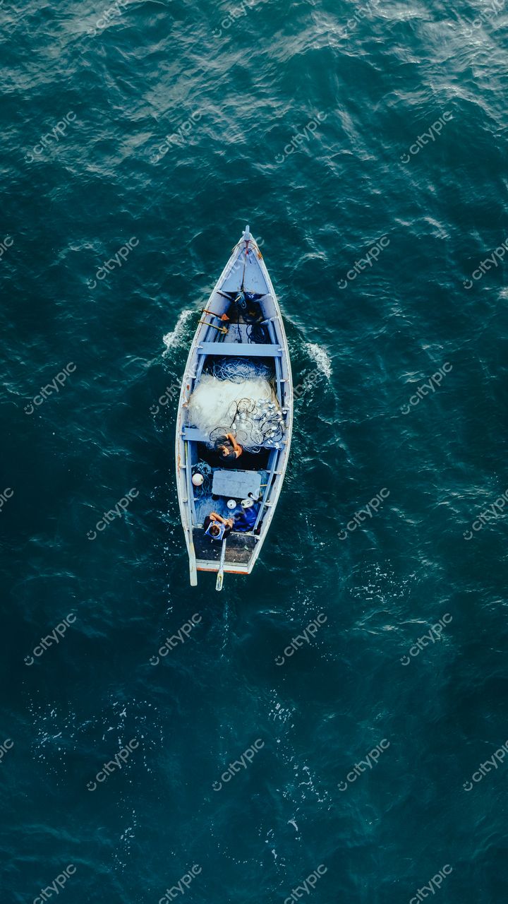 Florianópolis, Santa Catarina, vista aérea de embarcação de pesca em águas calmas com pescadores em atividade