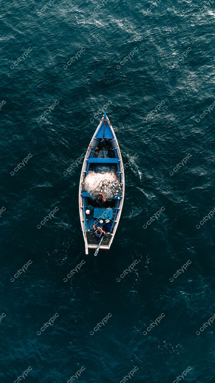 Florianópolis, Santa Catarina captura aérea de barco de pesca azul ancorado em águas profundas e tranquilas do mar