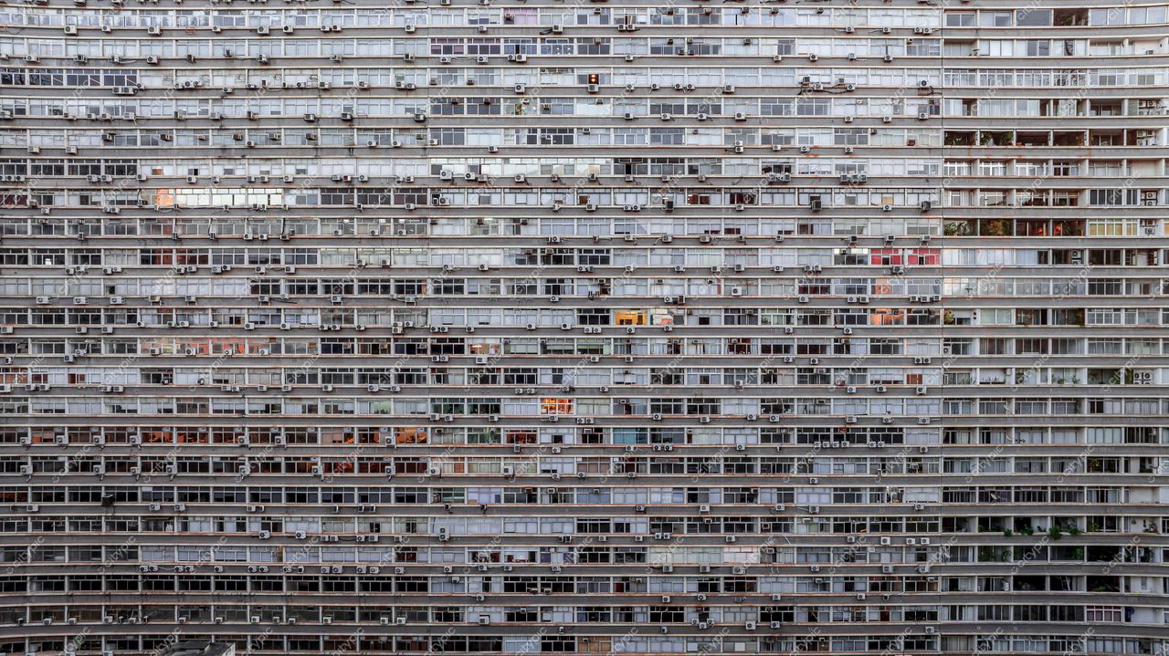 São Paulo, Brasil: Fachada moderna e uniforme de um grande edifício na metrópole urbanizada