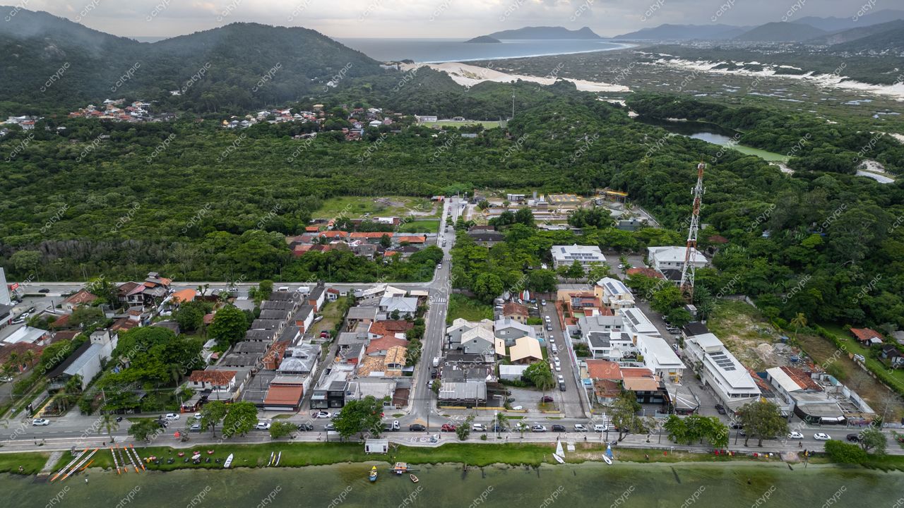 Rendeiras em Florianópolis com vista aérea em dia nublado, destacando vegetação densa e arquitetura variada à beira do lago