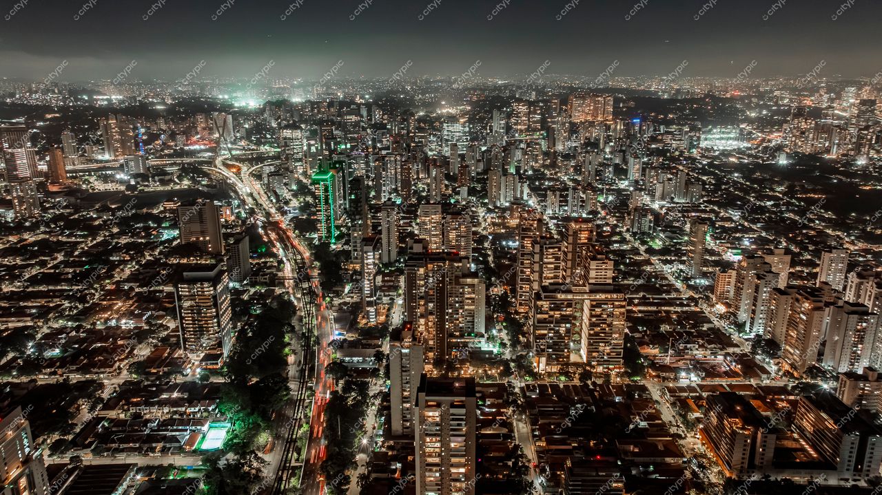 São Paulo à noite: um emaranhado de luzes e movimento