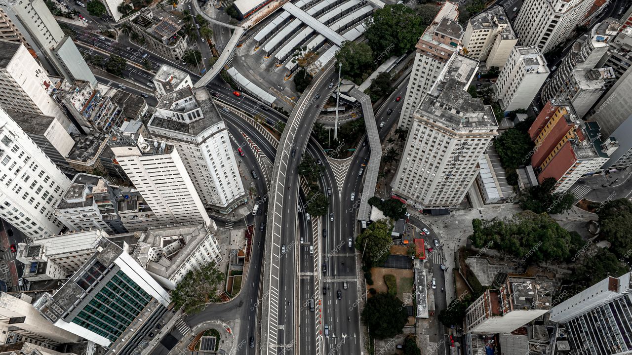 São Paulo: A complexa malha viária e os elevados que cortam a metrópole vibrante