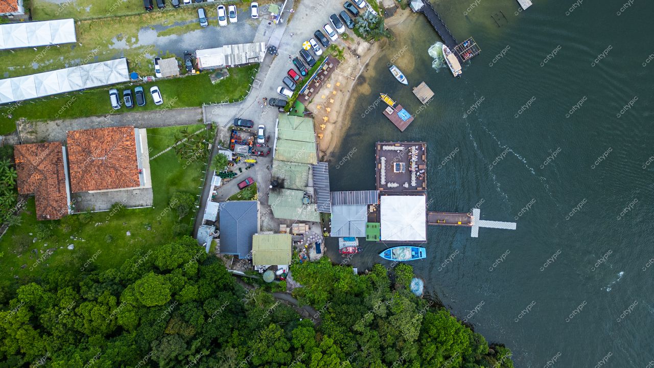 Rendeiras em Florianópolis com vista aérea de marina, telhados vermelhos e vegetação densa ao redor