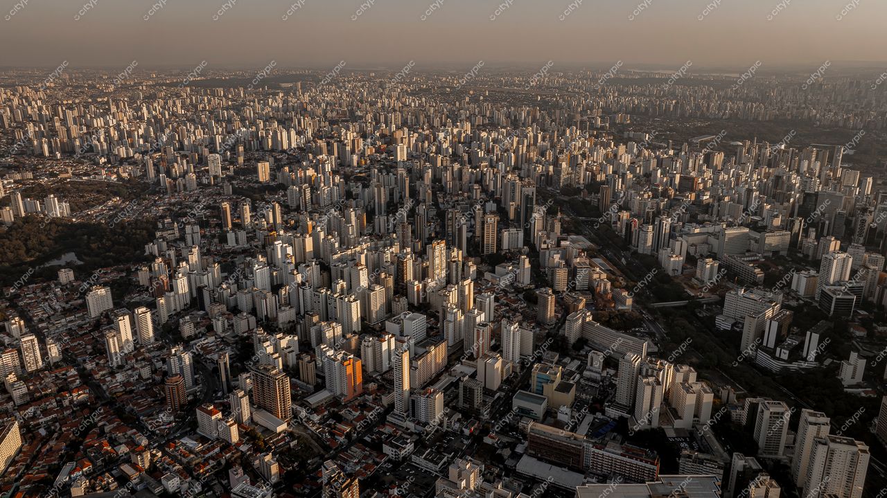 São Paulo, Brasil: O contraste da urbanização em tons quentes ao entardecer