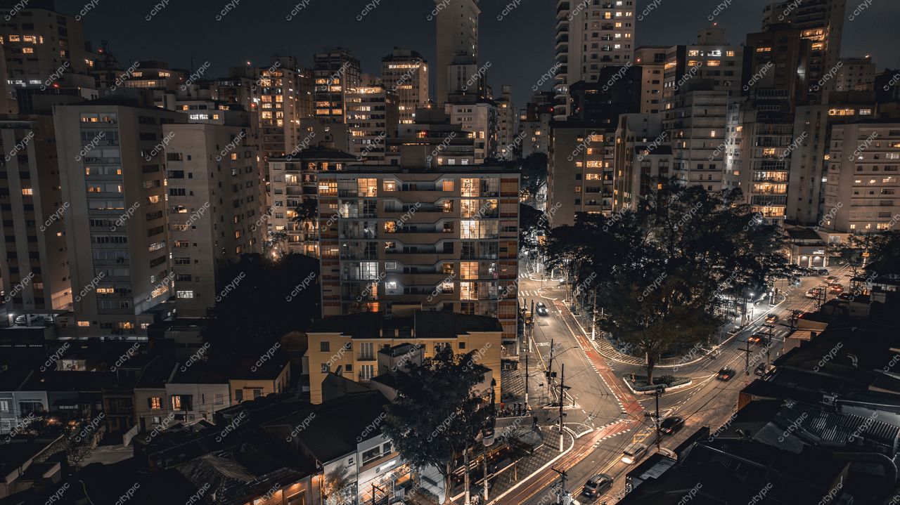 São Paulo, Brasil: Vista Noturna da Metrópole Vibrante