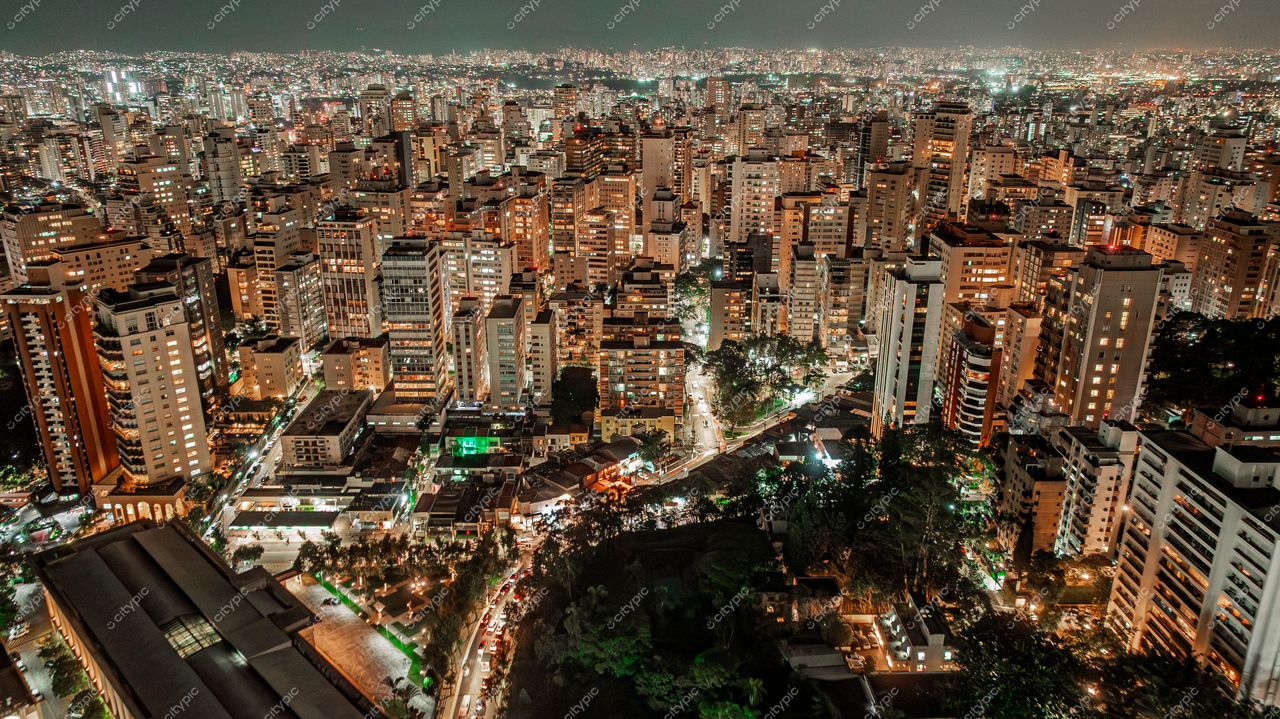 São Paulo, Brasil: Vista Panorâmica Noturna da Metrópole Vibrante