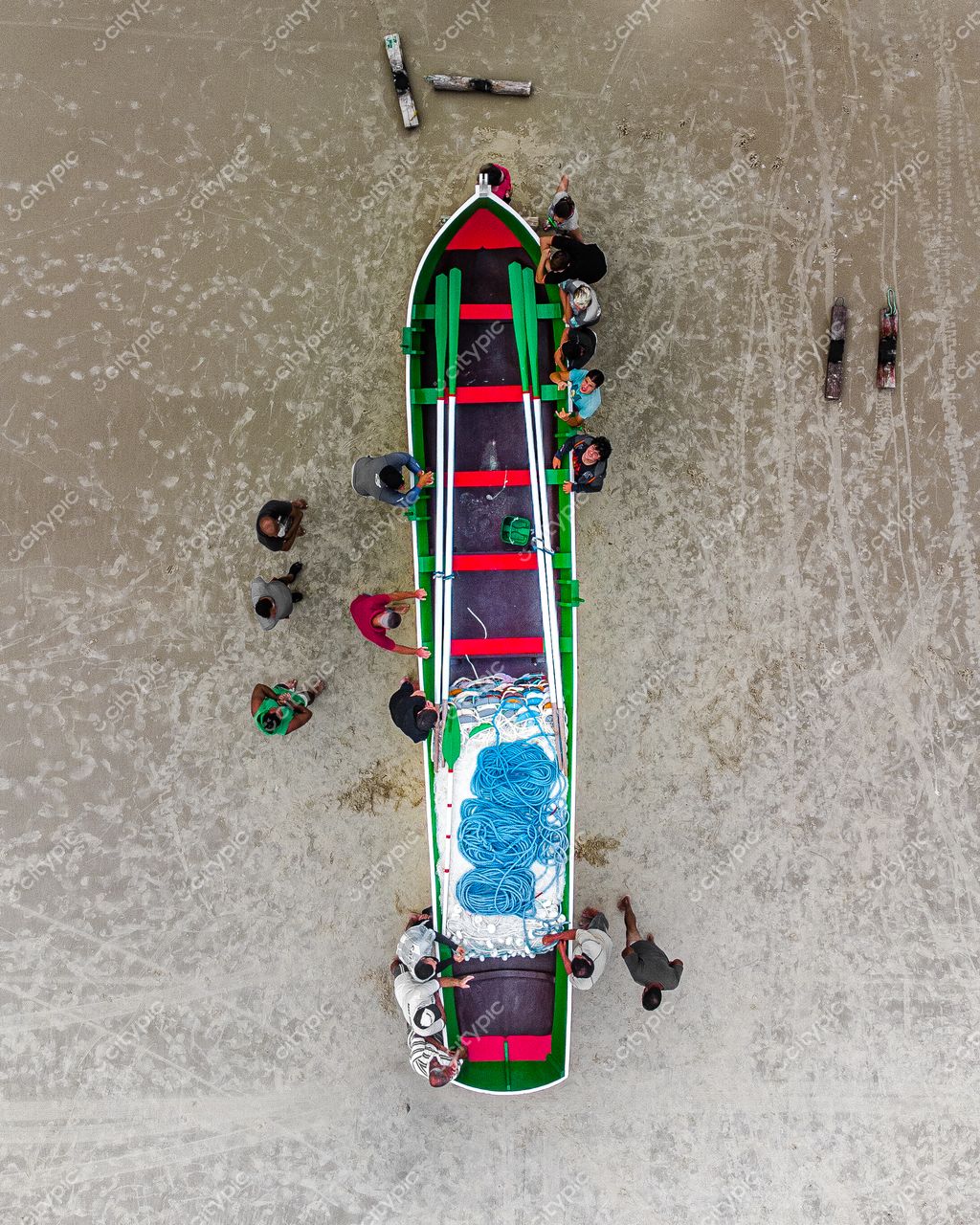 Florianópolis, Santa Catarina embarcação de pesca verde e vermelha na areia com pessoas organizando equipamentos em dia claro