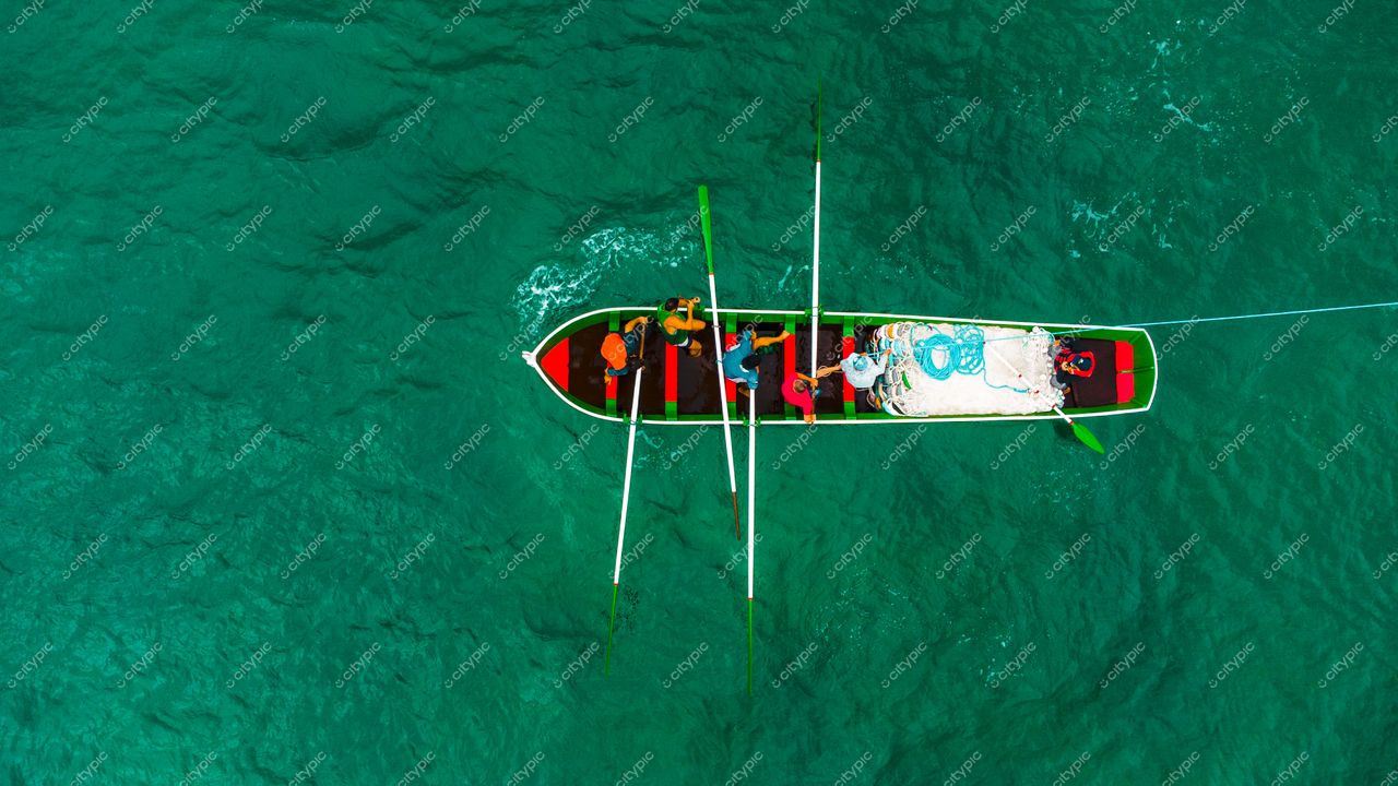 Florianópolis, Santa Catarina vista aérea de canoa colorida em águas cristalinas em dia ensolarado e calmo