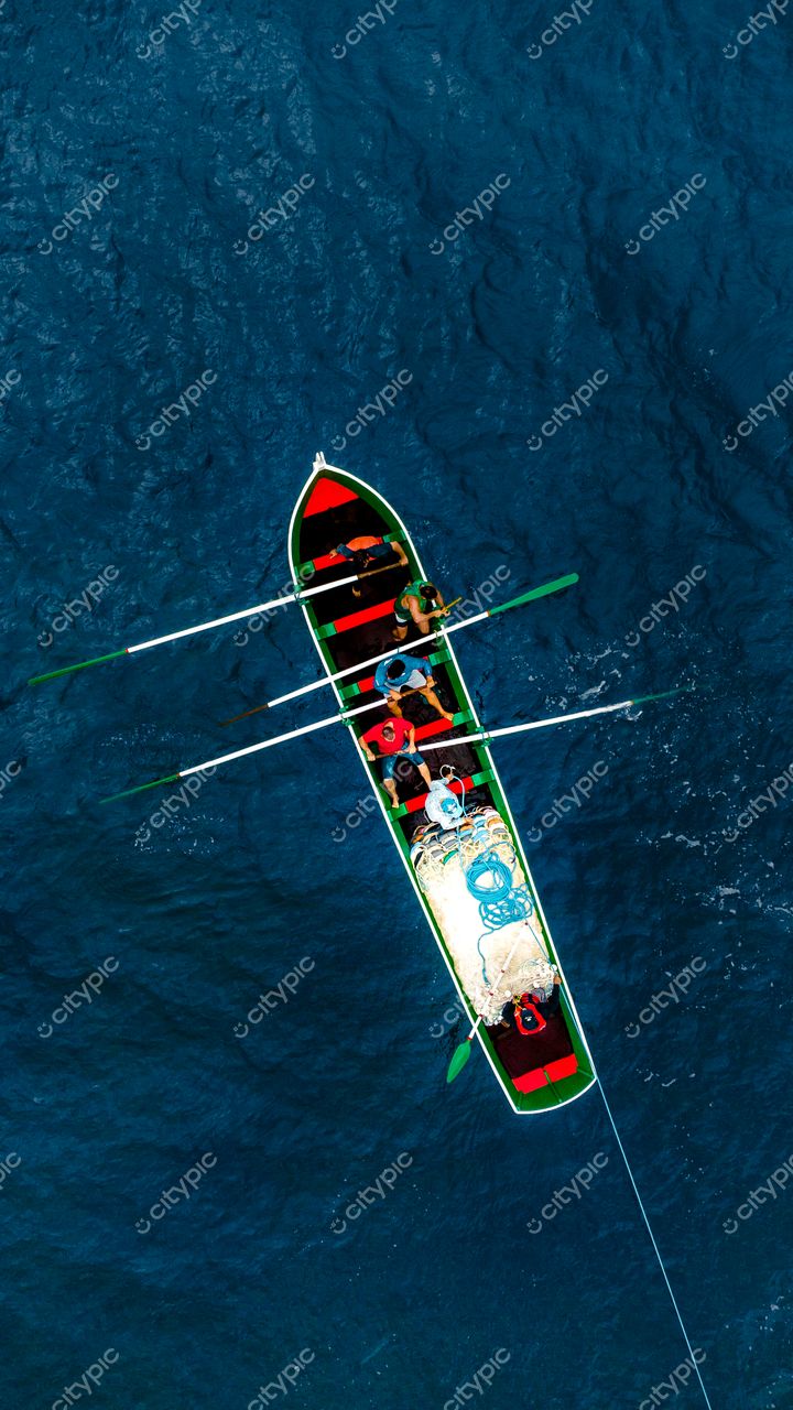 Florianópolis, Santa Catarina vista aérea de canoa tradicional com remadores em águas azuis profundas e iluminação natural