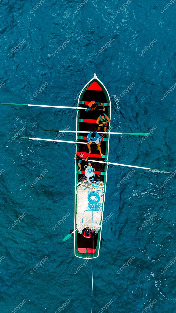 Florianópolis, Santa Catarina vista aérea de canoa tradicional com homens remando em águas cristalinas em dia ensolarado