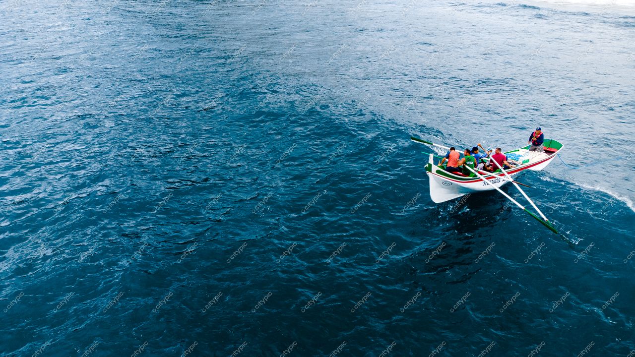 Florianópolis, Santa Catarina, grupo de pessoas remando em canoa à laje em águas tranquilas ao amanhecer