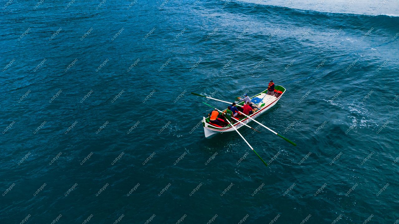 Florianópolis, Santa Catarina, barco à remo com cinco pessoas em coletes coloridos em águas tranquilas durante o dia