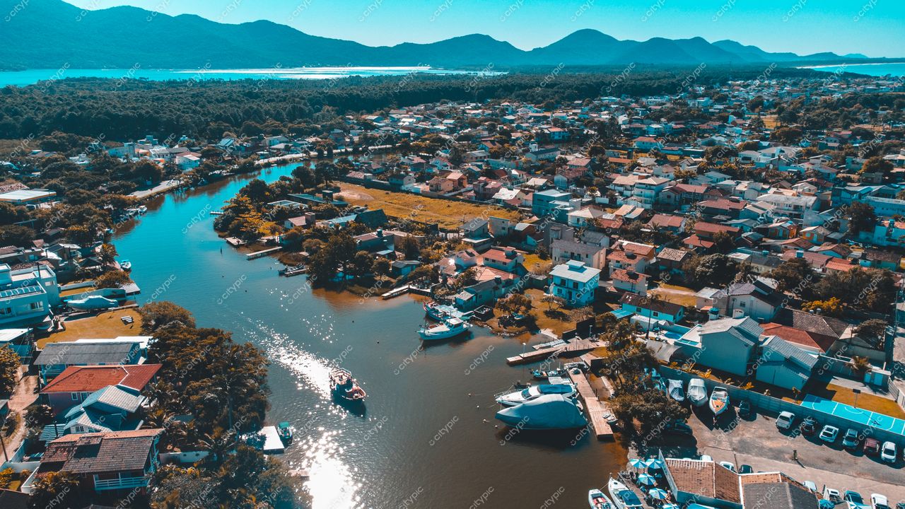 Florianópolis, Santa Catarina vista aérea de área residencial com casas ao longo de canal e vegetação densa