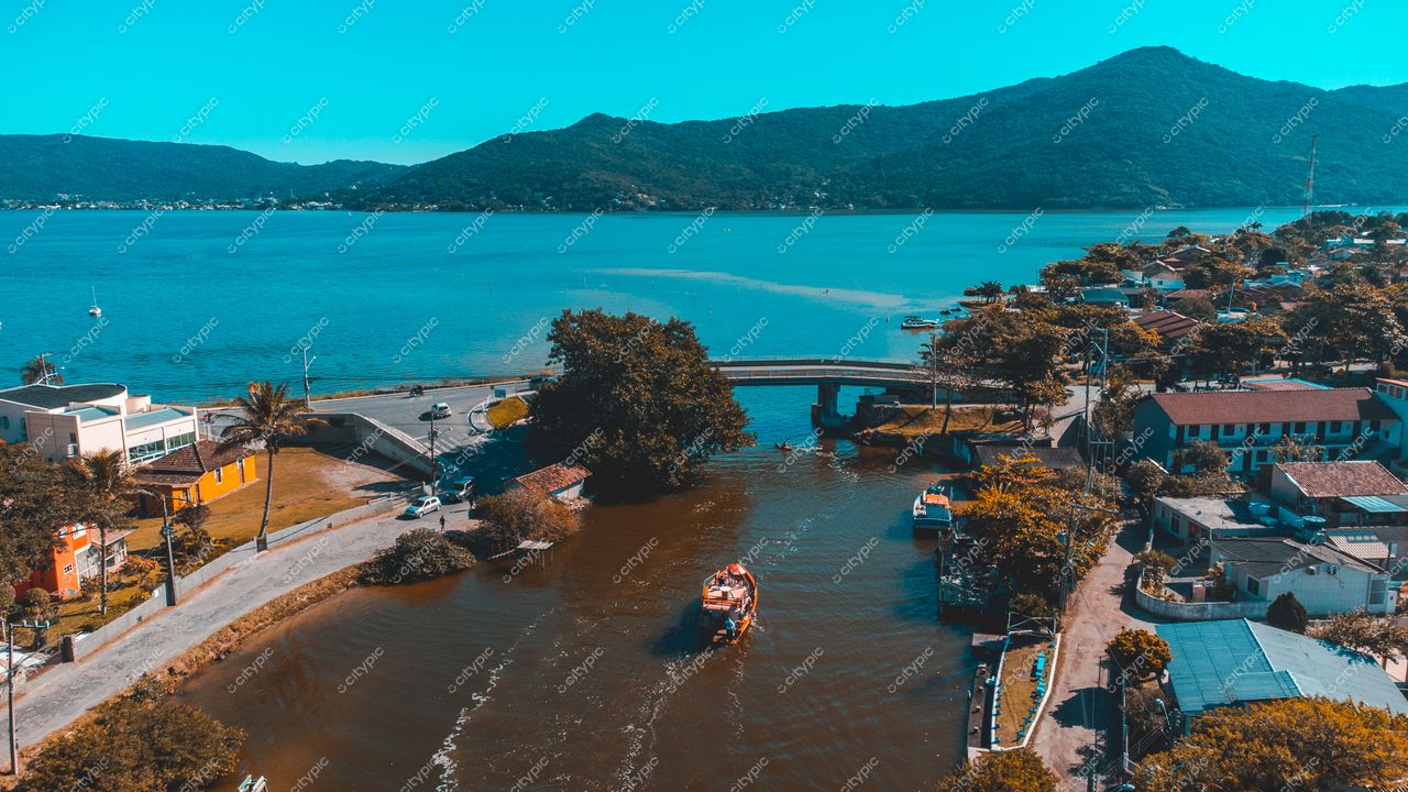 Florianópolis, Santa Catarina vista aérea de área urbana à beira-mar com rio, montanhas e vegetação exuberante durante o dia